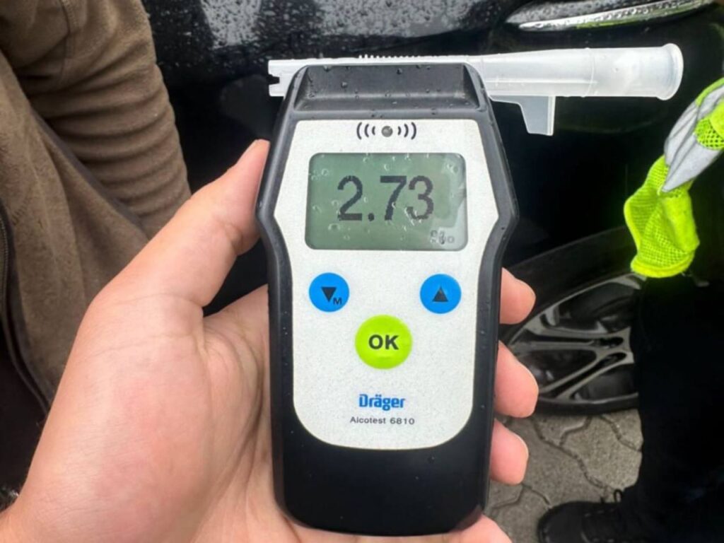 Алікотестер показує рівень алкоголю 2.73 проміле