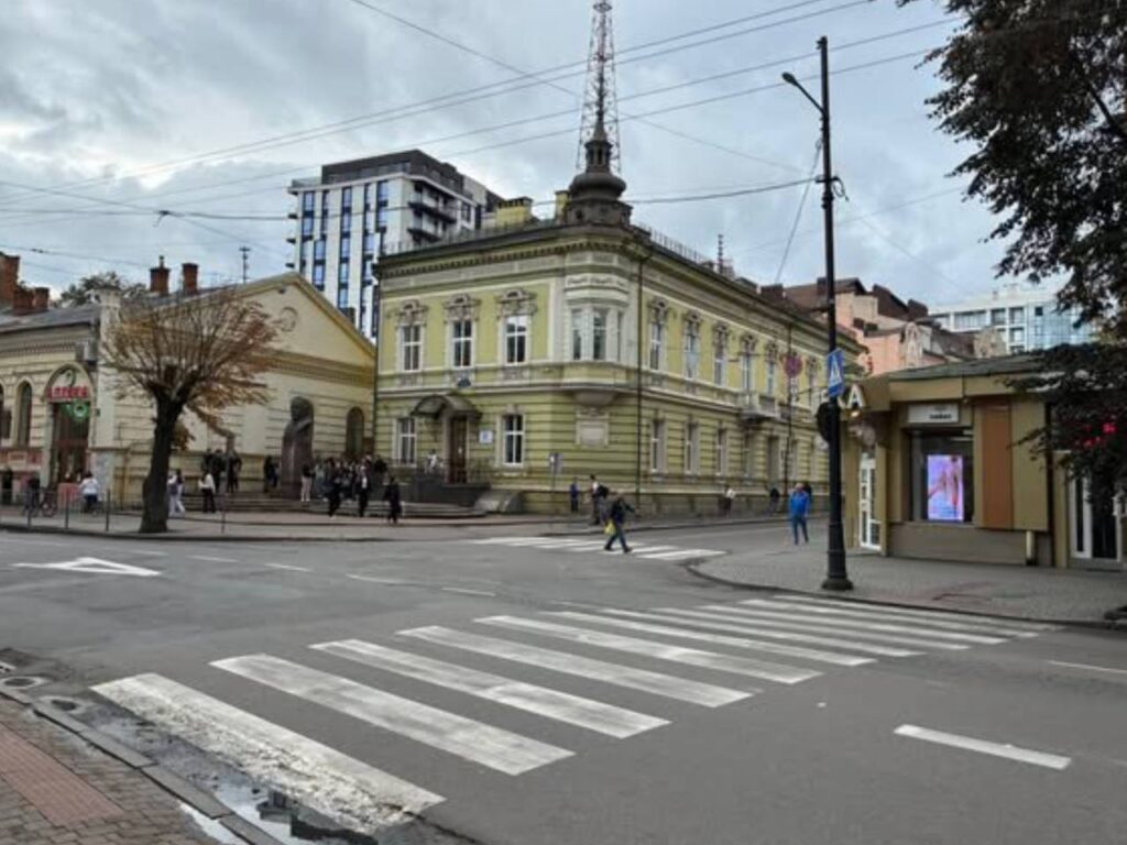 Вулиця в місті з історичними будівлями, перехрестя.