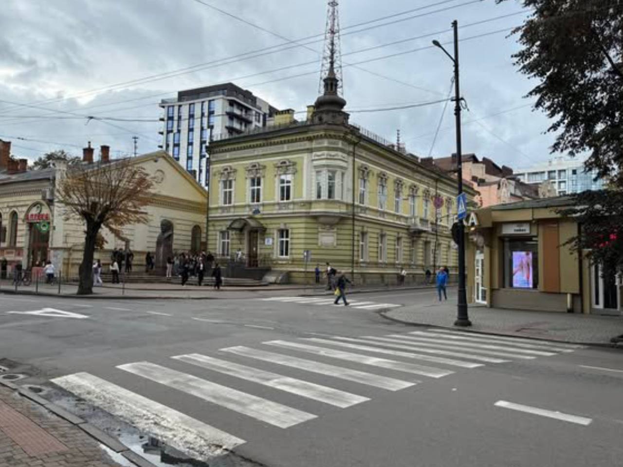 Вулиця в місті з історичними будівлями, перехрестя.