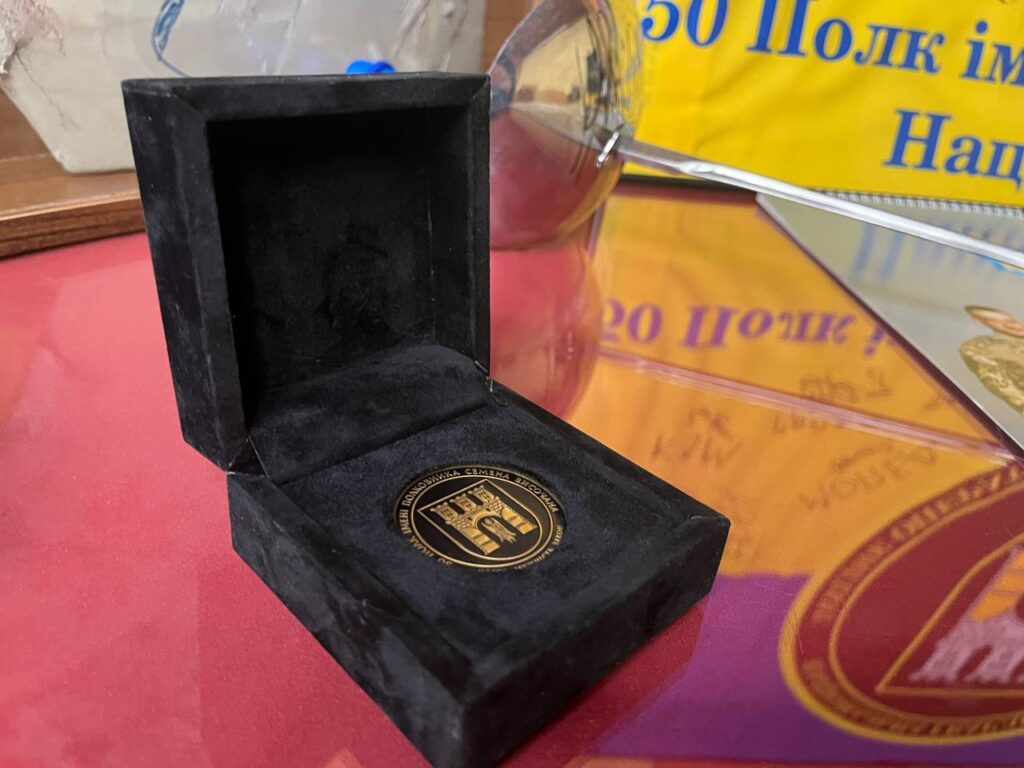 Золота медаль у чорній коробці на виставці