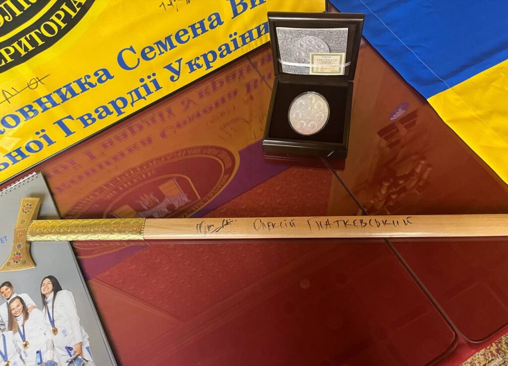 Сувенірна клюшка та пам'ятна монета України.