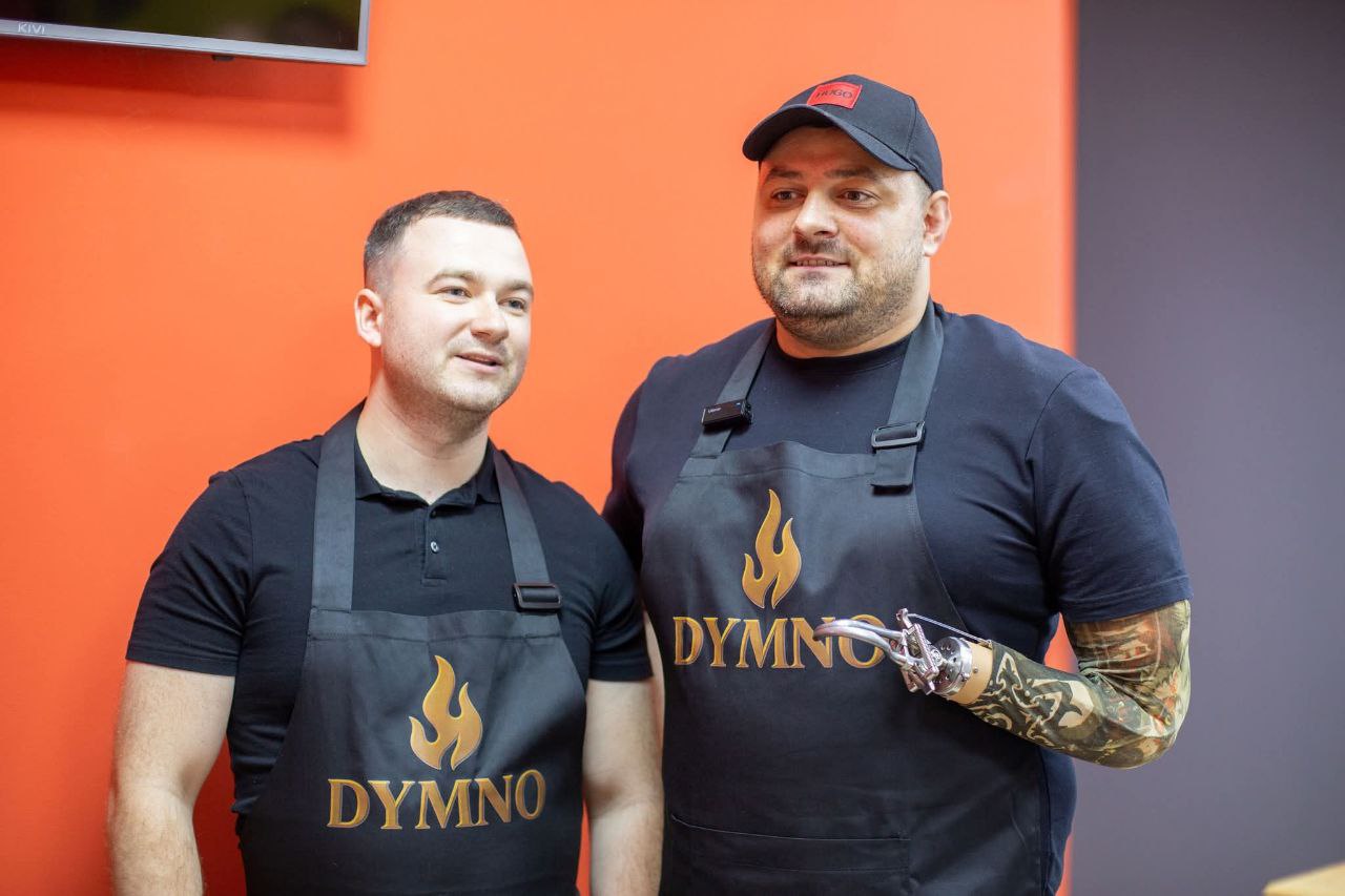 “Dymno”: ветеран з ампутованою рукою та військовий відкрили шашличну в центрі Івано-Франківська