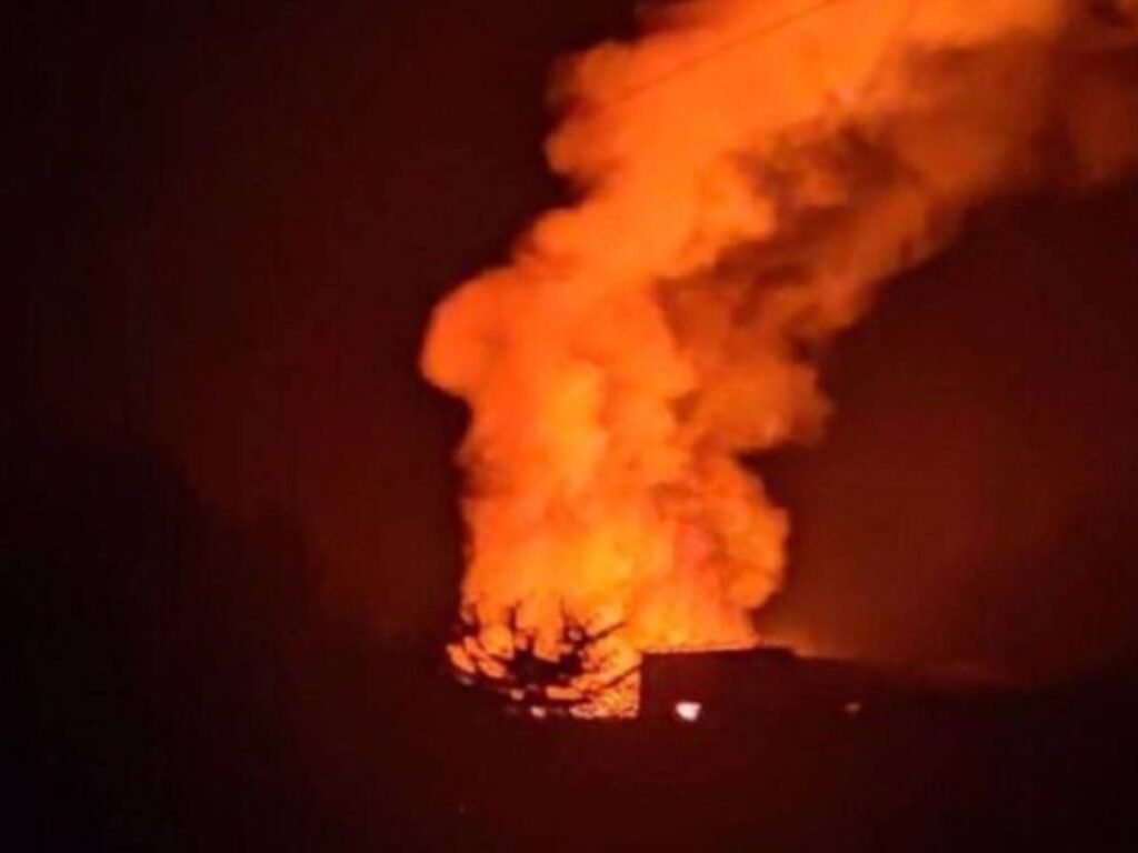 Велика нічна пожежа, полум'я освітлює небо.