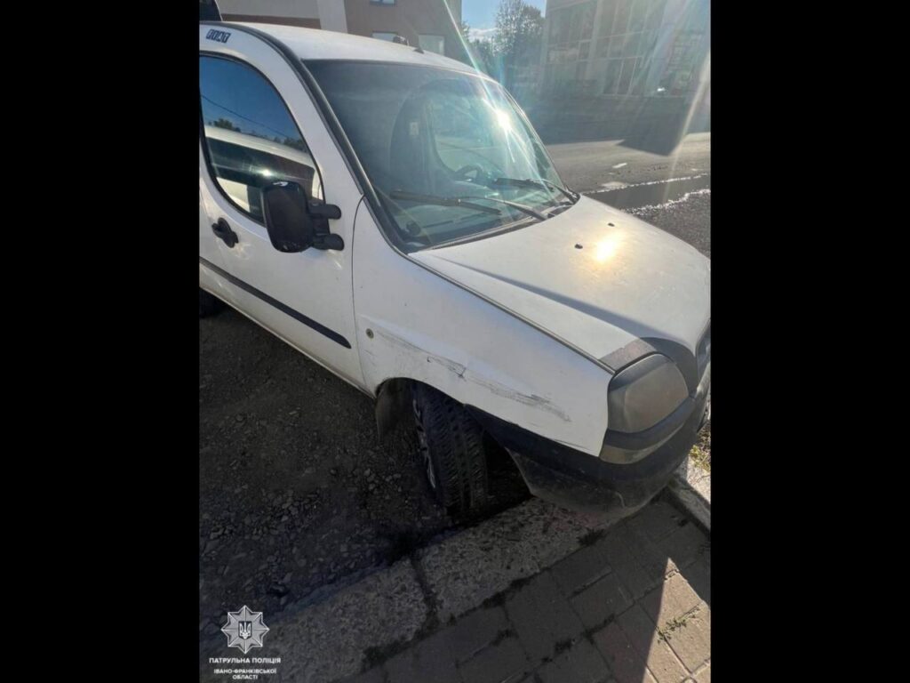 Паркування білого автомобіля біля дороги