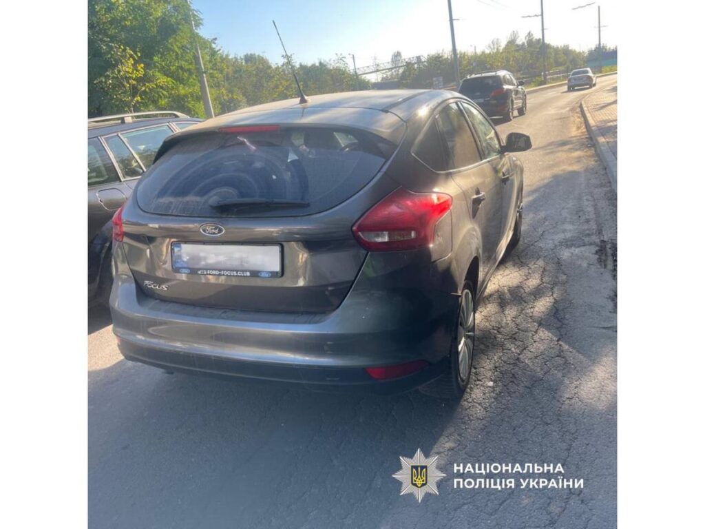 Сірий Ford Focus припаркований біля дороги, літо.