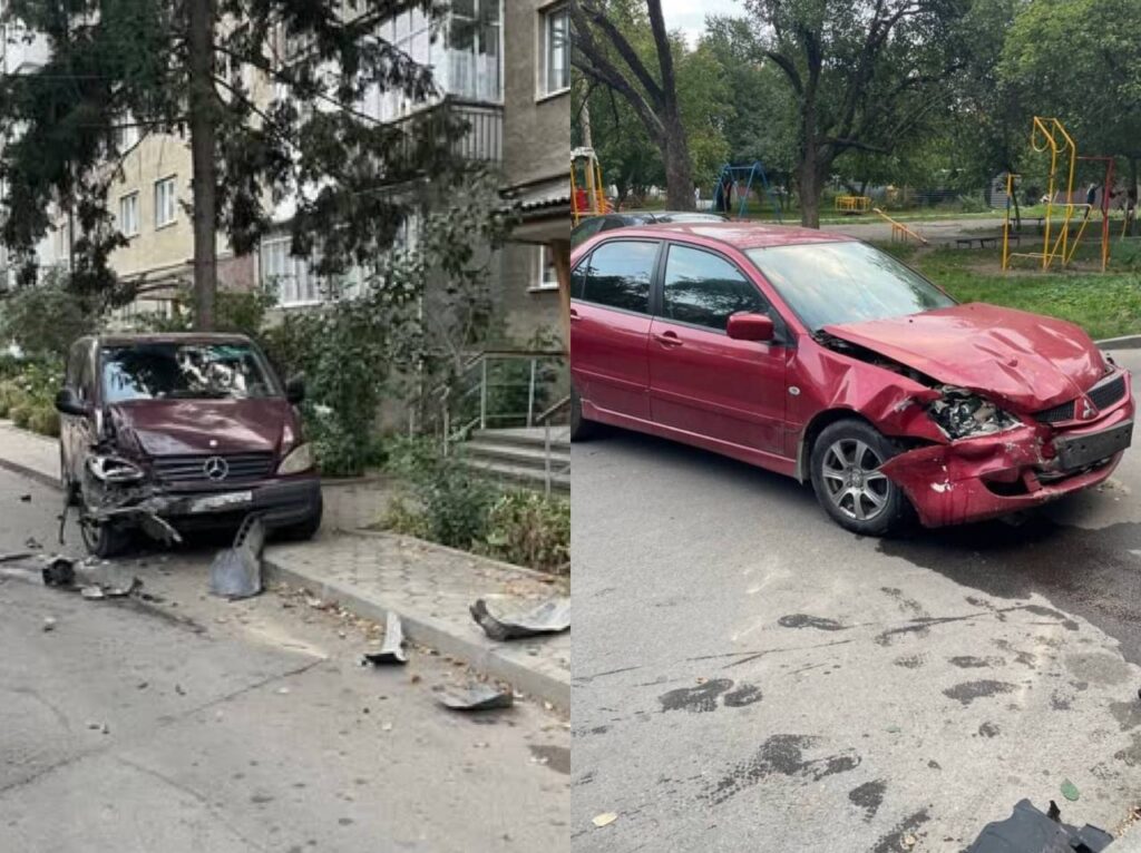Автомобільна аварія на вулиці, пошкоджені машини.