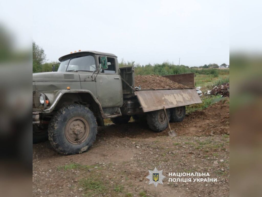 Вантажівка на сільській дорозі з грунтом.