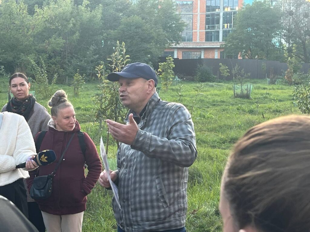 Люди обговорюють питання на природі