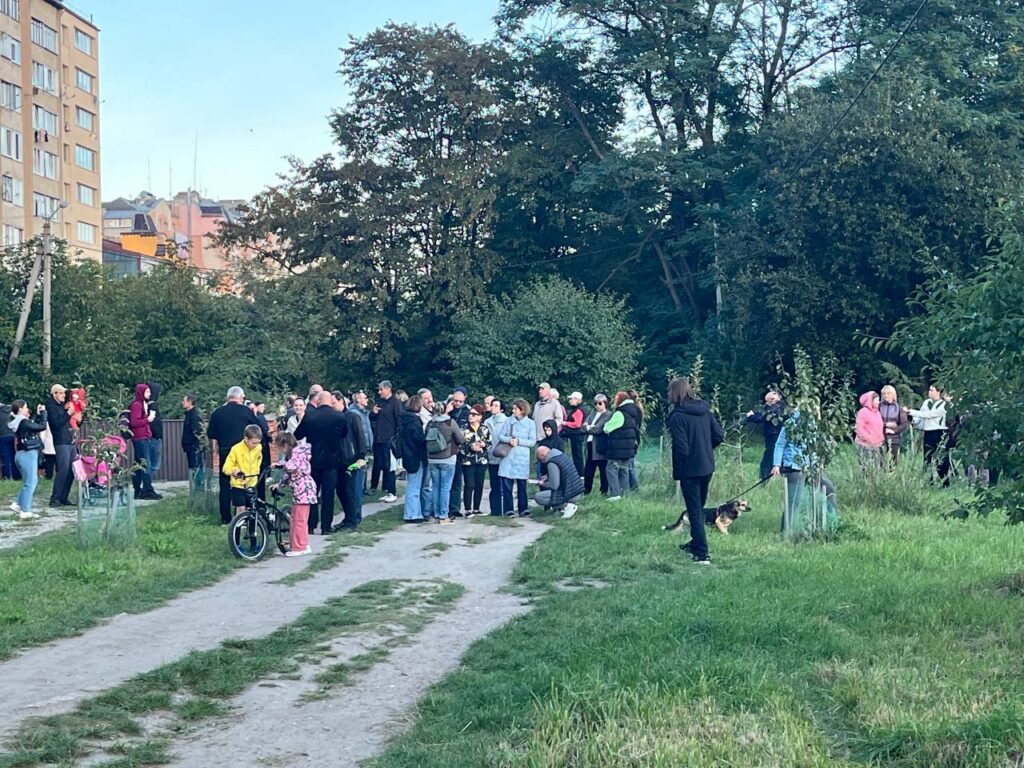 Група людей на природі в парку.