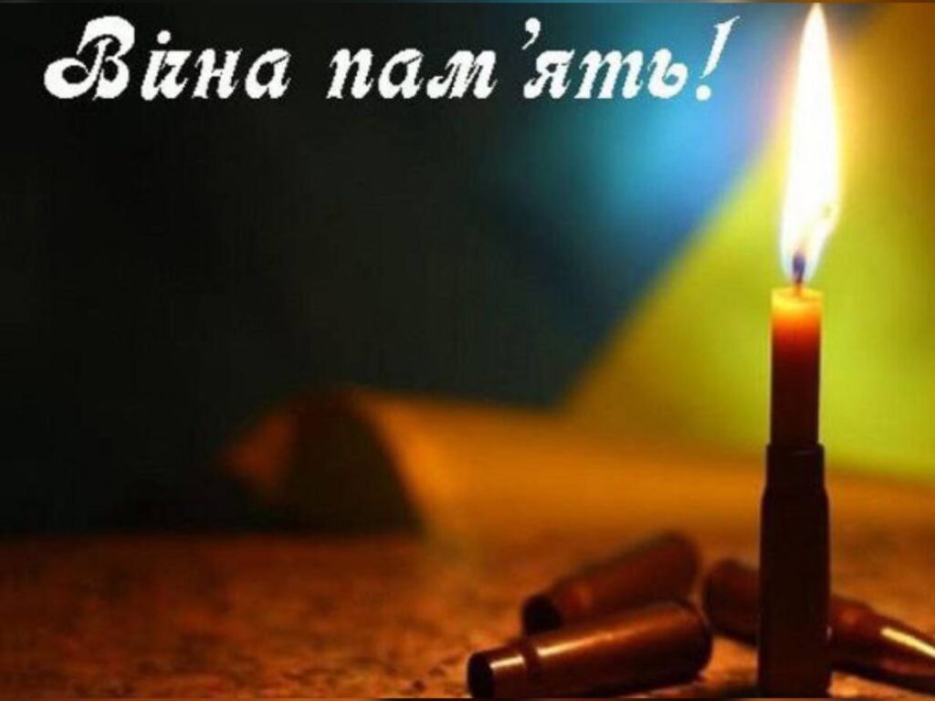 Запалена свічка і кульки на столі.