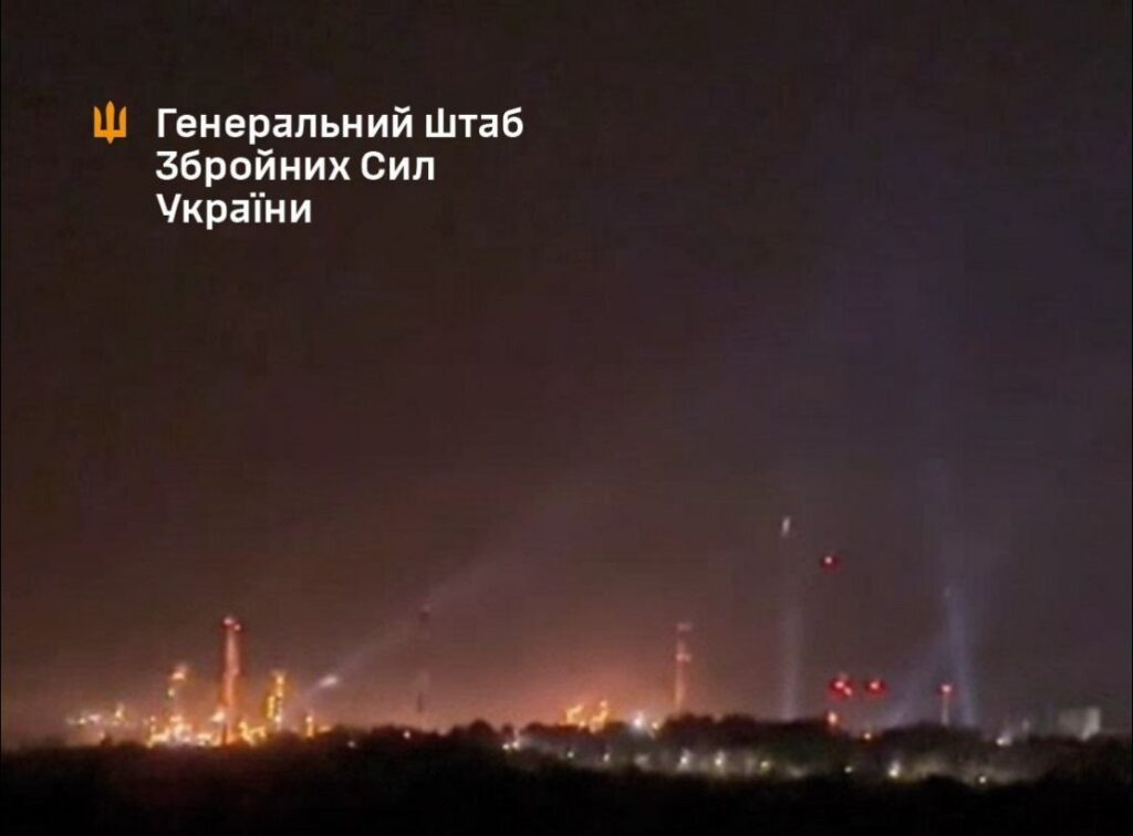 Сили оборони вразили Саратовський нафтопереробний завод. ВІДЕО