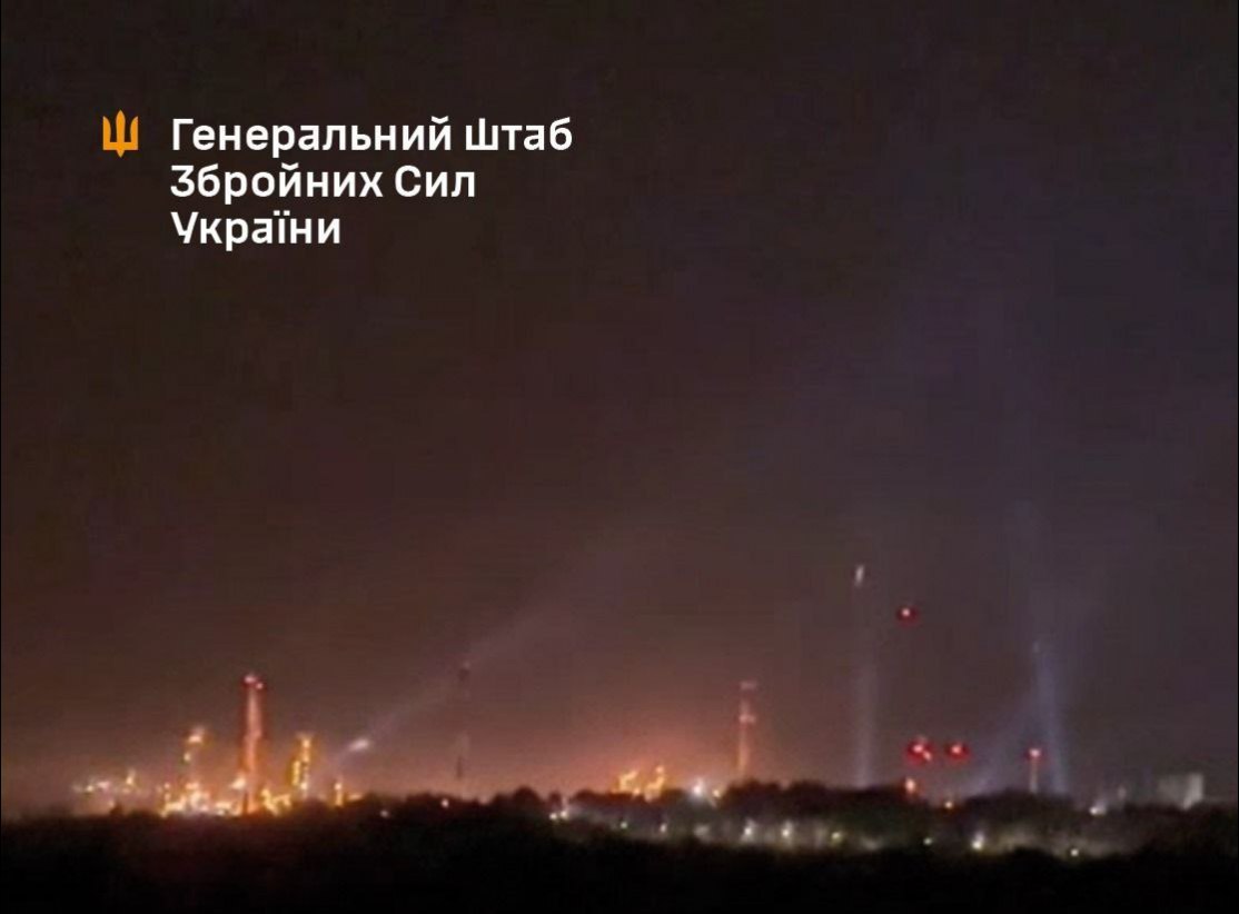 Сили оборони вразили Саратовський нафтопереробний завод. ВІДЕО