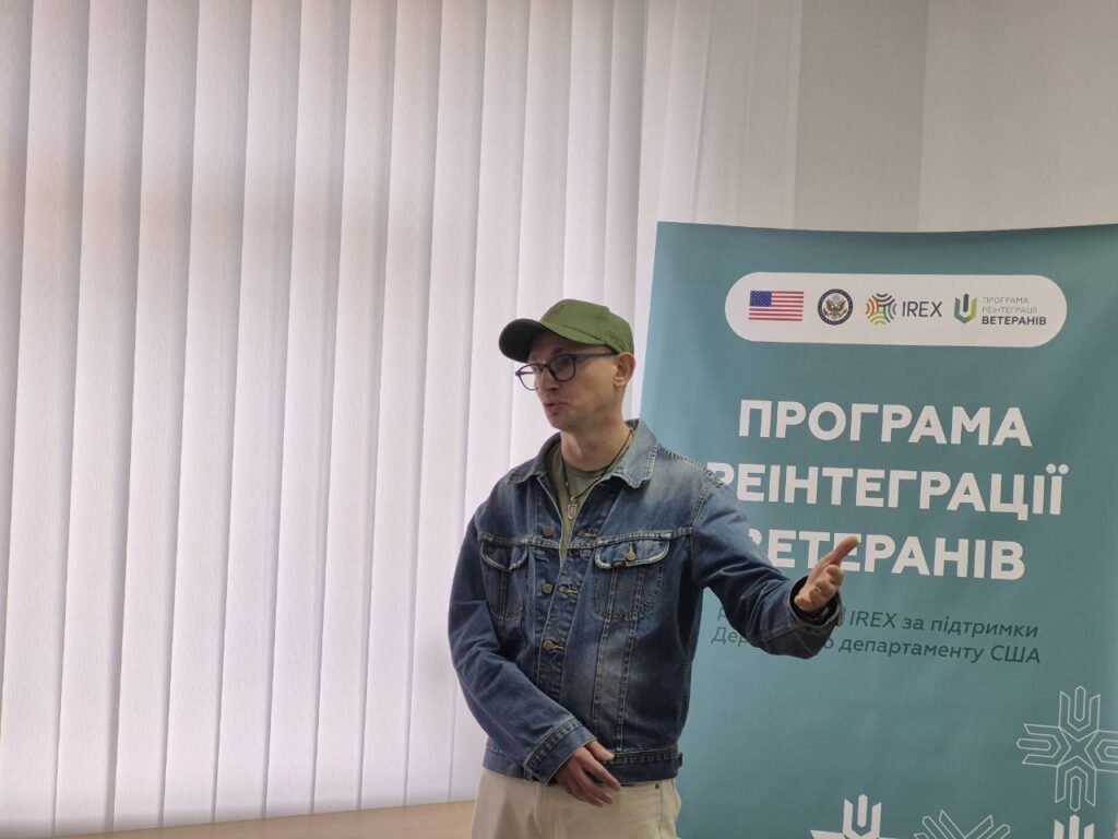 Чоловік презентує програму реінтеграції ветеранів.