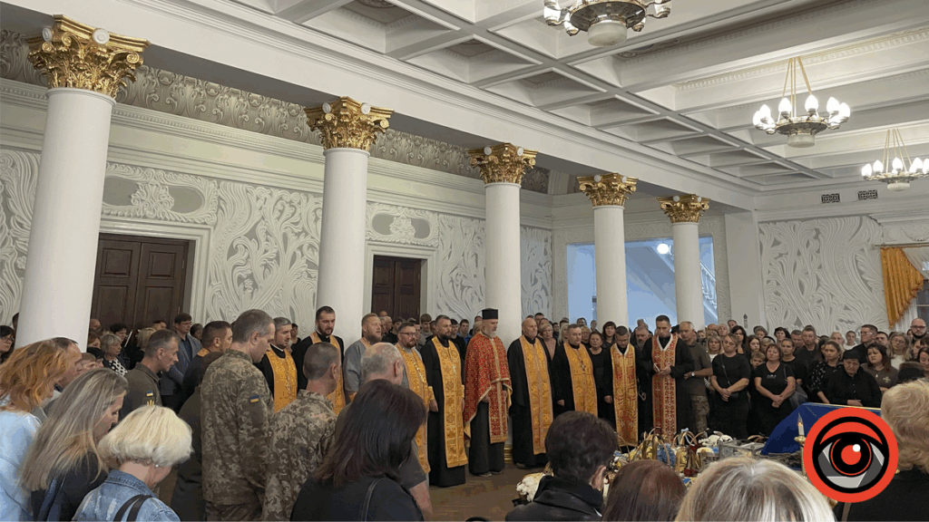Церемонія прощання у приміщенні з духовенством