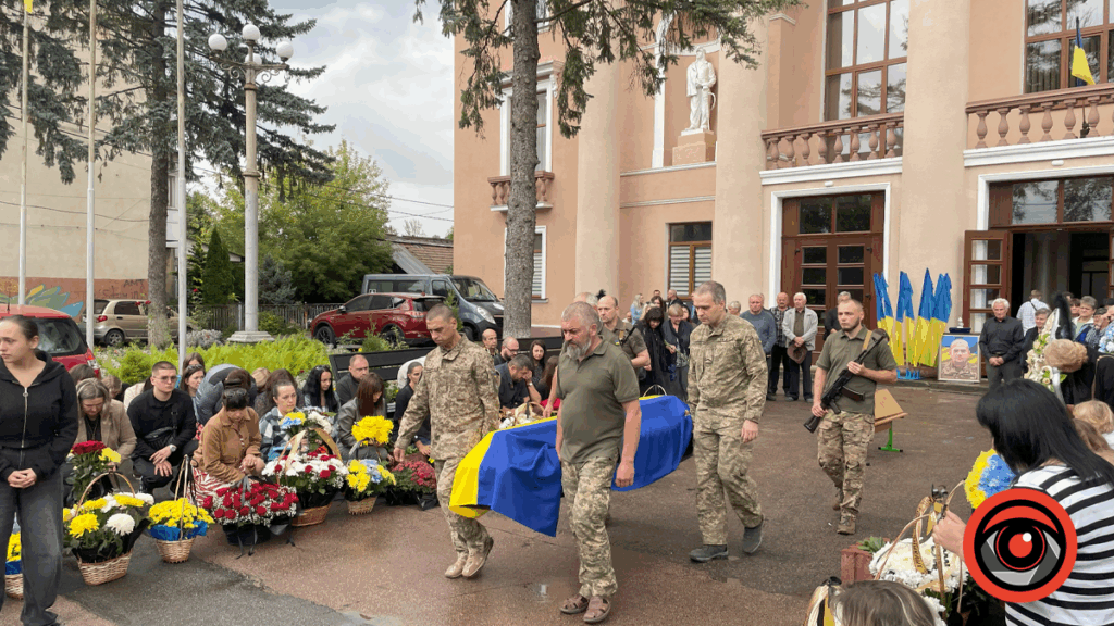 Церемонія поховання героя в Україні.