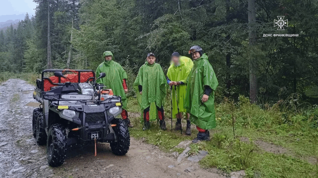 Рятувальники відшукали туриста, який заблукав у горах на Прикарпатті. ФОТО