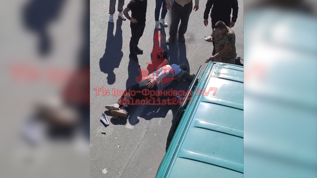 У Франківську скутерист зіштовхнувся з мікроавтобусом