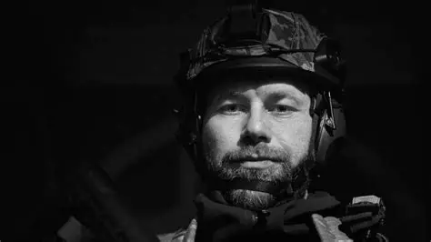 Портрет військового в захисному шоломі
