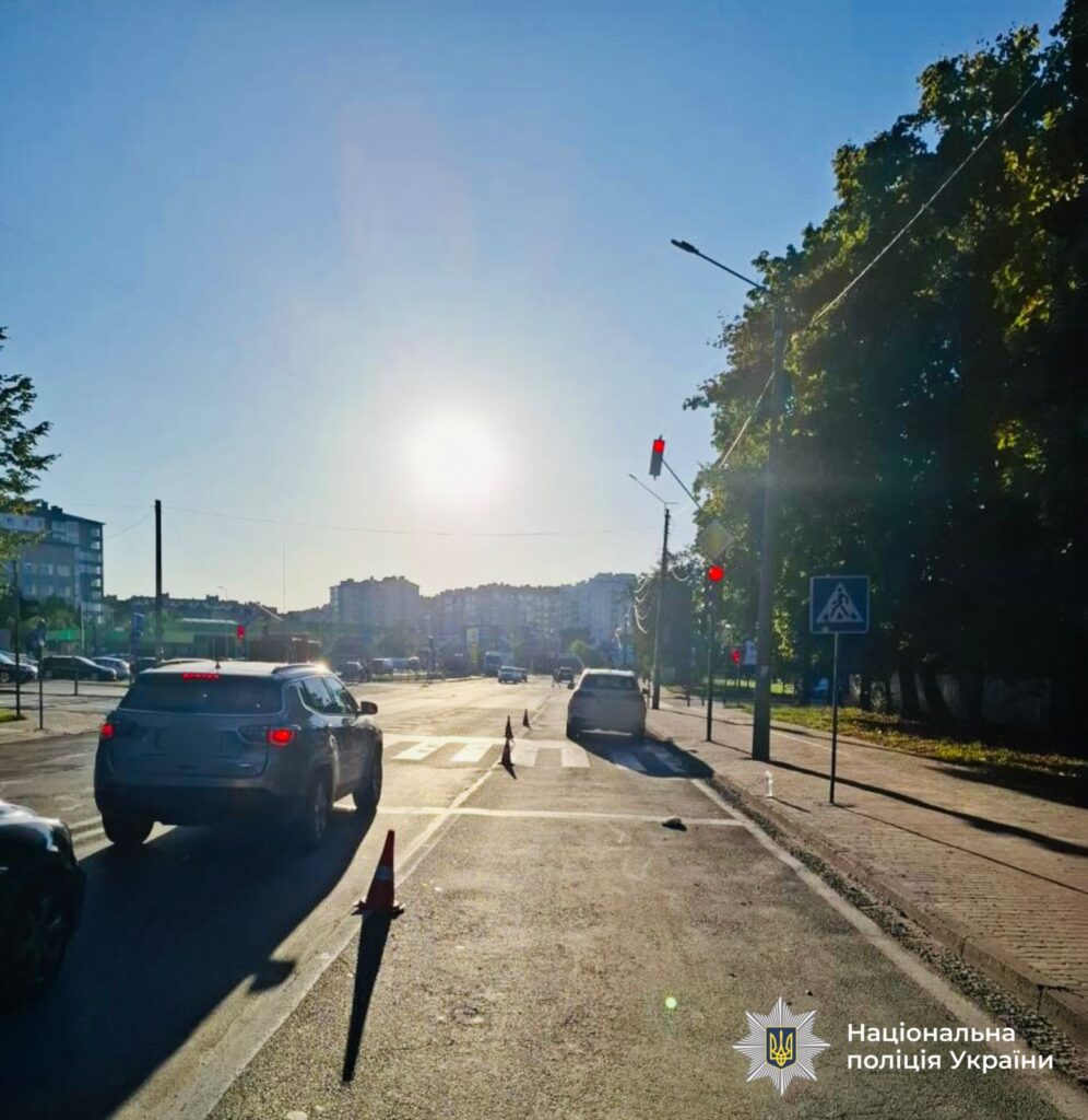 Перехрестя вулиць із сонячним освітленням у місті.