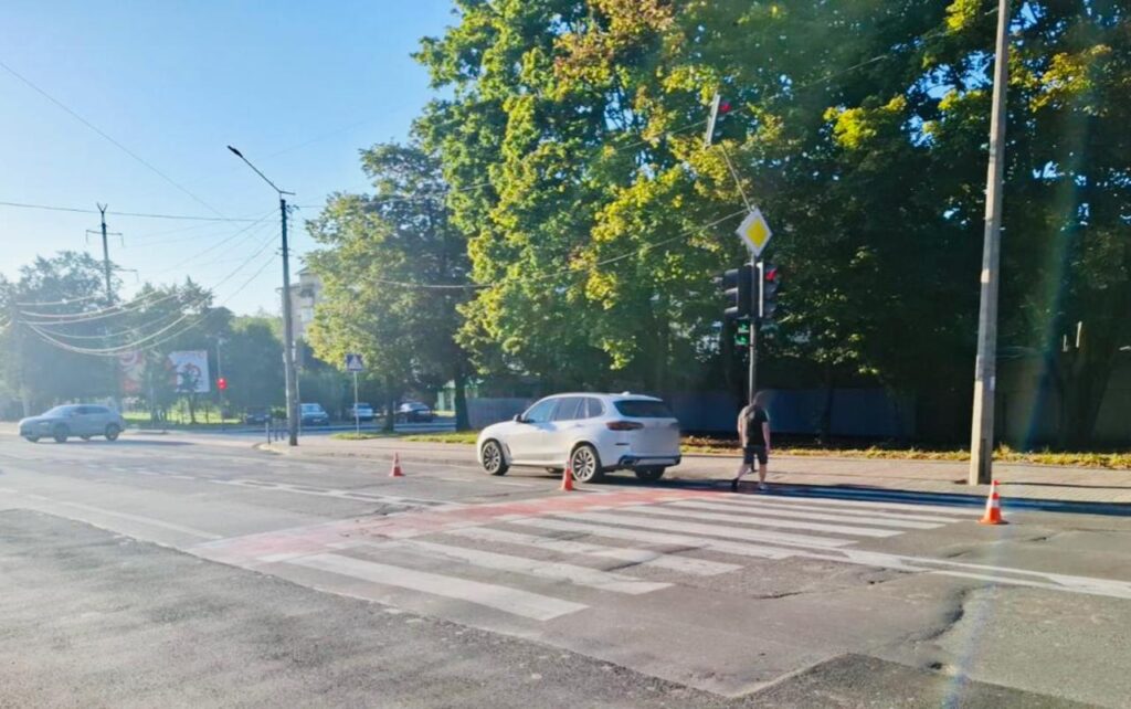 Автомобіль на пішохідному переході перед світлофором.