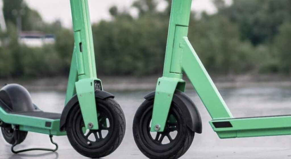 Зелений електросамокат на вулиці