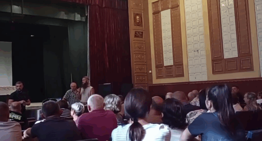 Люди на заході у великий залі