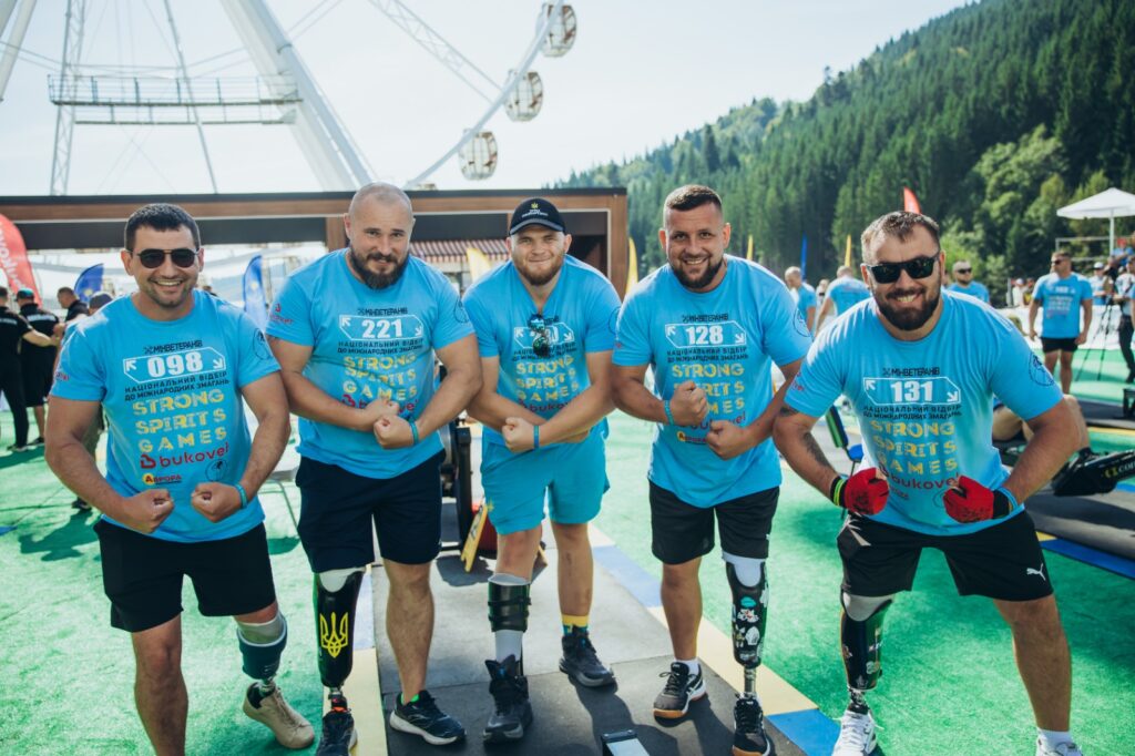Чоловіки на спортивному заході на відкритому повітрі.