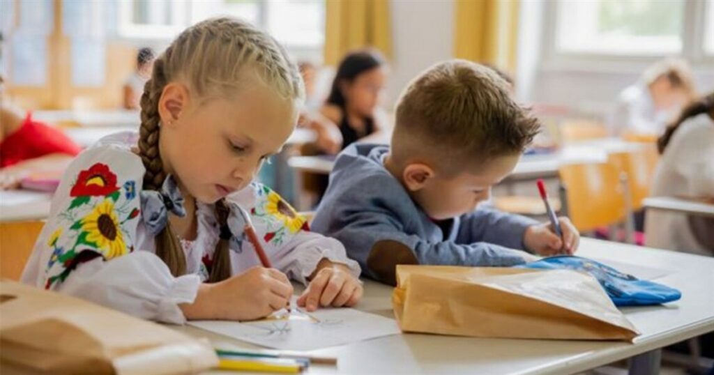 Учні в класі пишуть на уроках.