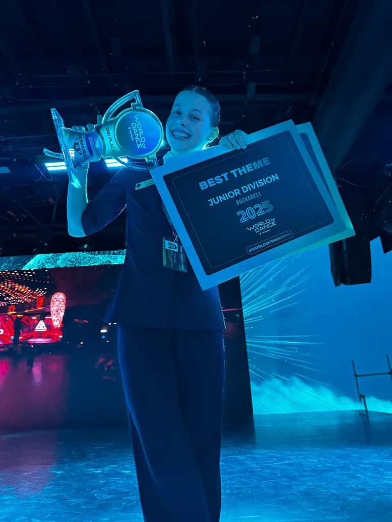 Переможець з трофеєм на танцювальному конкурсі