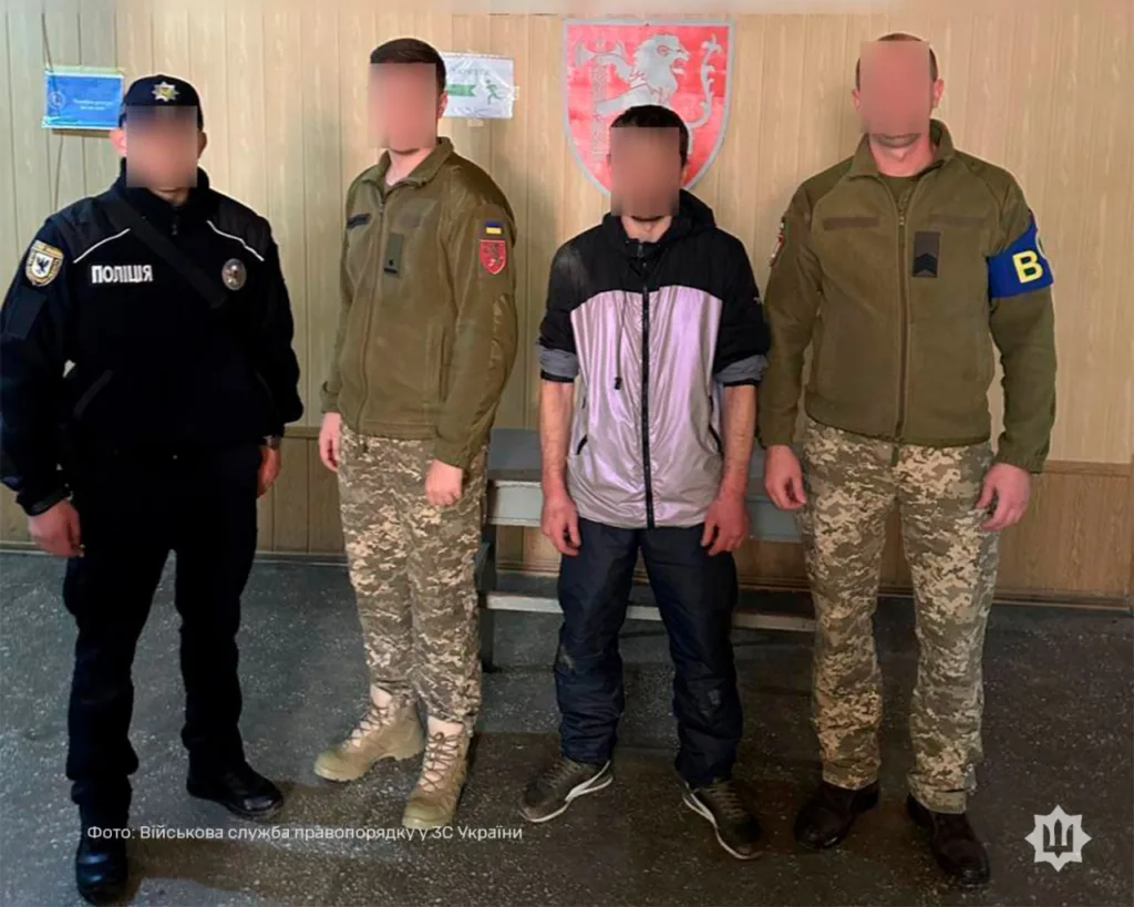 Поліцейські та військові затримали чоловіка