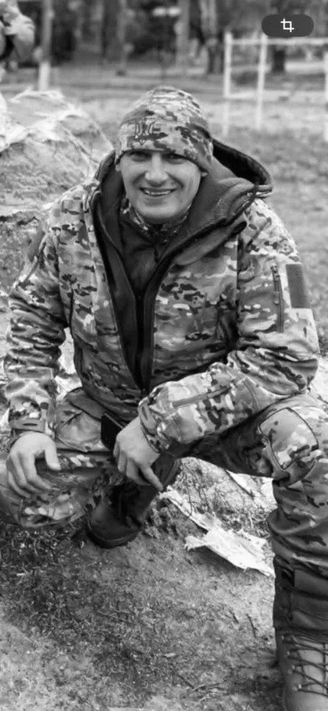Військовий у камуфляжі на природі