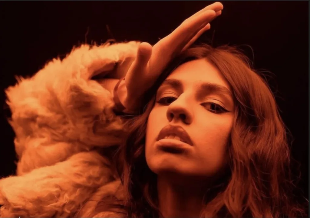 Портрет жінки у теплому освітленні