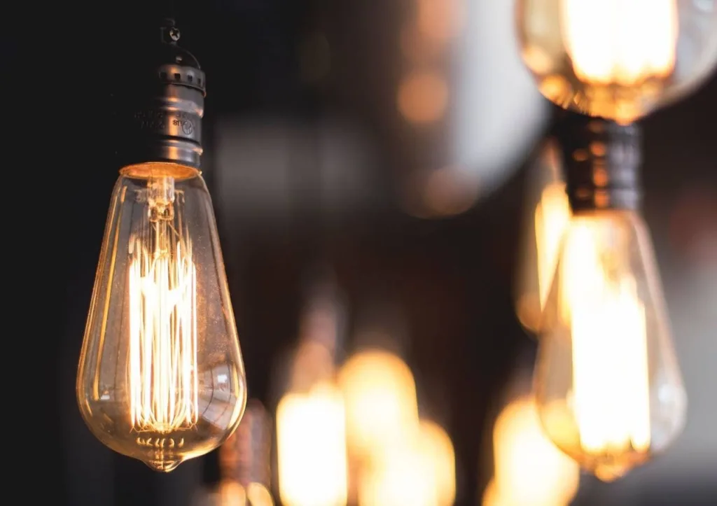 Світло від старовинних лампочок Едісона