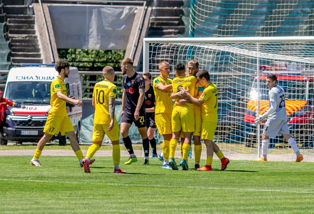 Футболісти у жовтій формі святкують гол