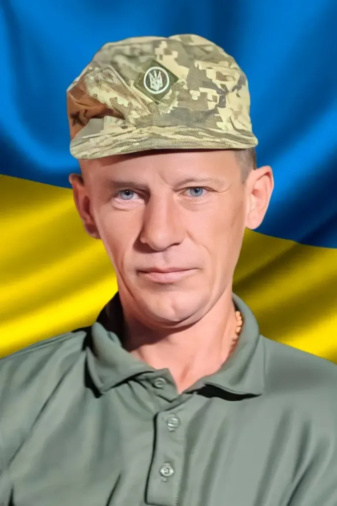 Український військовий на тлі прапора України