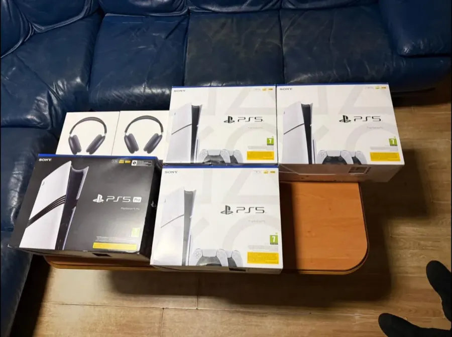 Консолі PlayStation 5 і навушники Sony на столі