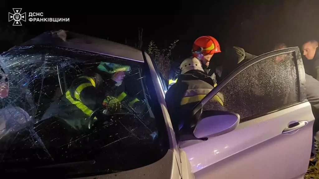 Рятувальники допомагають після аварії автомобіля вночі