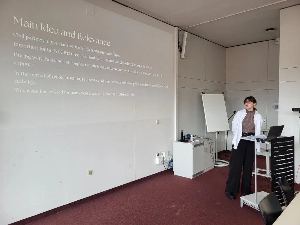 Жінка проводить презентацію про цивільні партнерства