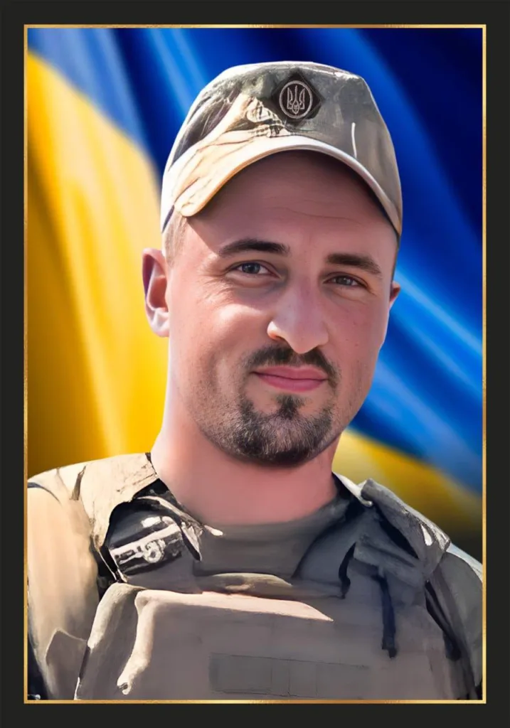 Український військовий на фоні прапора України