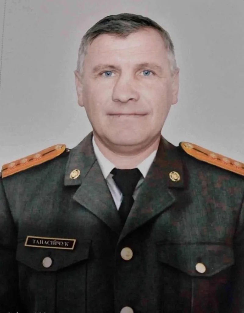 Чоловік у військовій формі з погонами