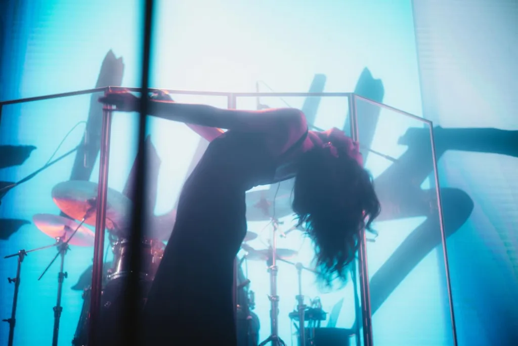 Співачка виступає на сцені з барабанами