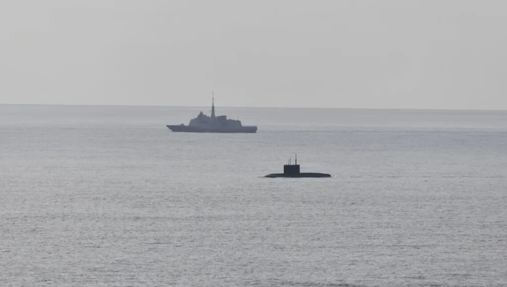 Військовий корабель і підводний човен у морі