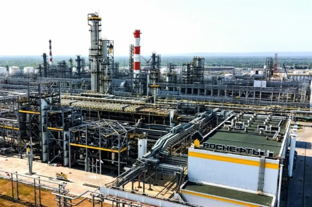 Нафтопереробний завод із промисловими вежами та трубами