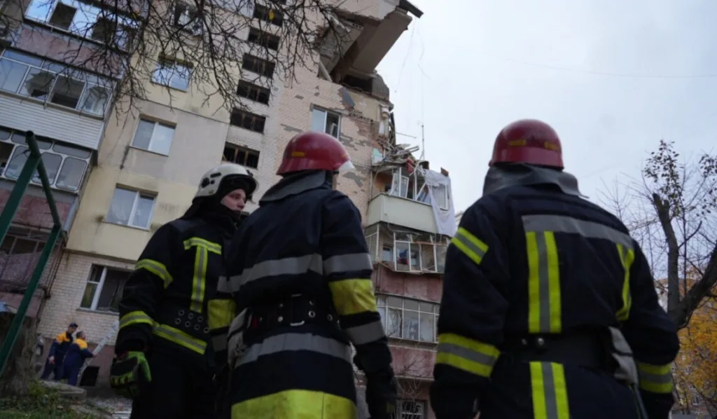 Рятувальники біля зруйнованого житлового будинку