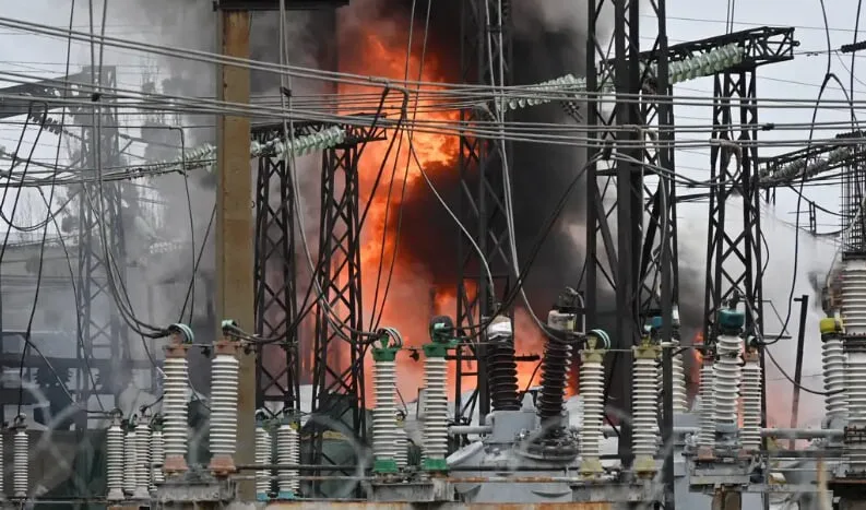 Пожежа на електричній підстанції з димом і вогнем
