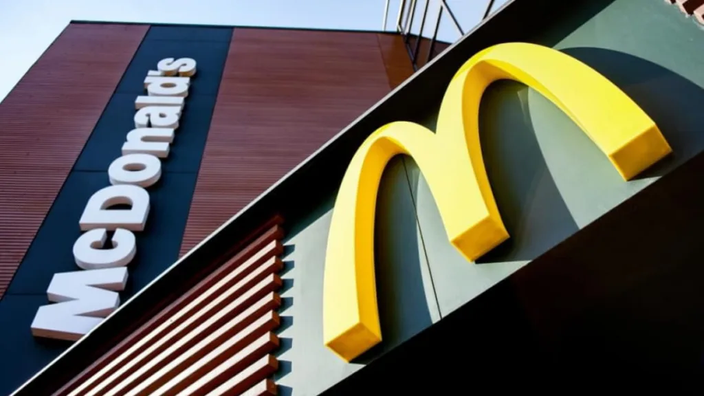 Фасад ресторану McDonald's із логотипом