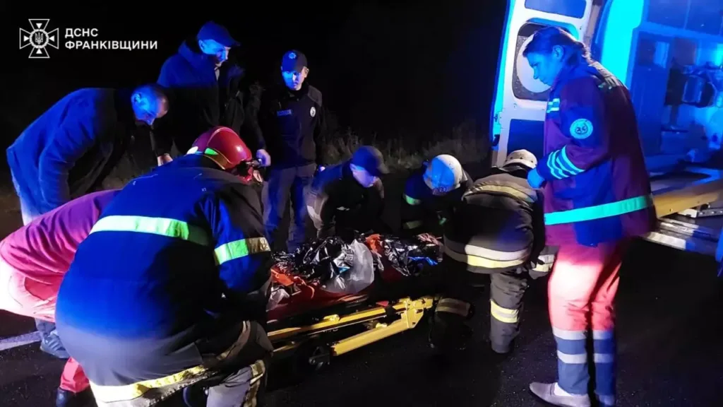 Рятувальники надають допомогу на місці аварії