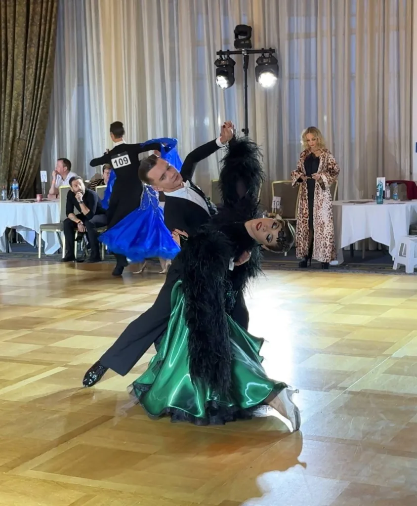 Пара танцює бальний танець на змаганнях