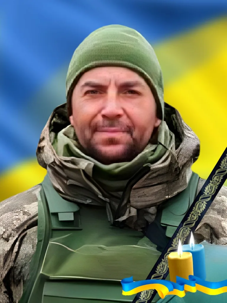 Український військовий на тлі прапора України