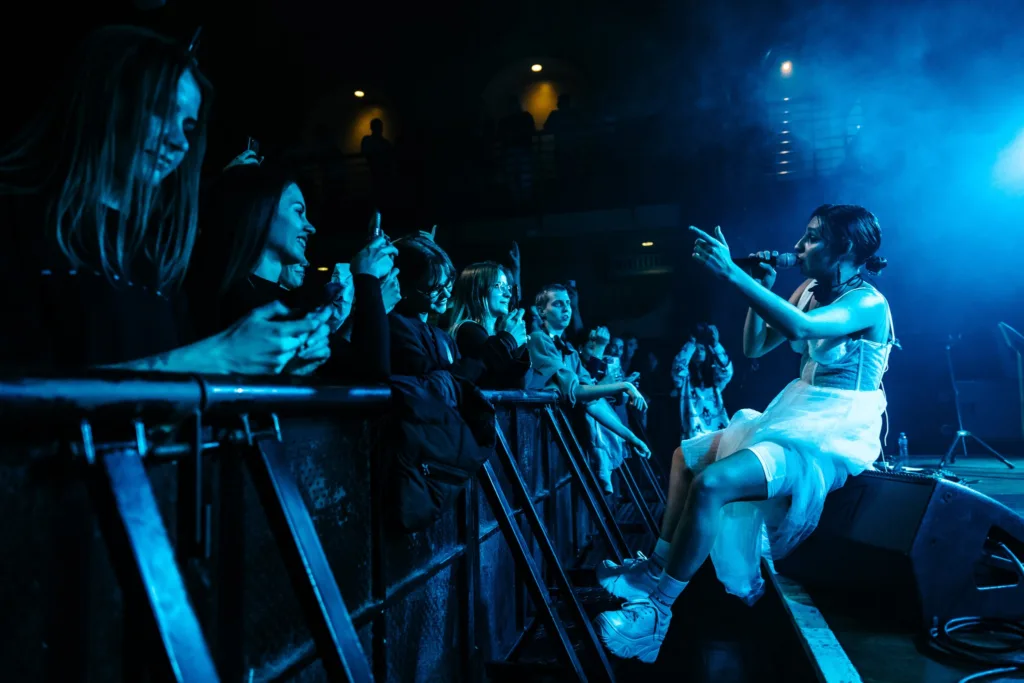 Співачка виступає на сцені перед захопленими фанатами